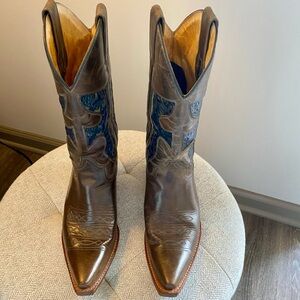 NWOT. Frye Women’s Tan Leather Cowboy Boots with Cobalt Blue Detail. Size 7 M